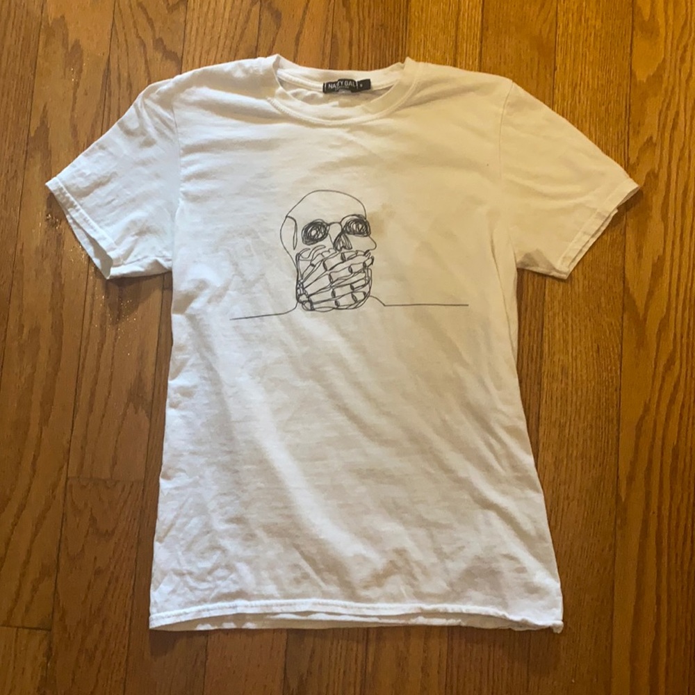 Very cute white t shirt with design